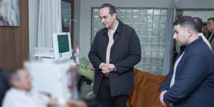 رئيس الرعاية الصحية يراجع توافر الأدوية وكفاءة التشغيل داخل المنشآت