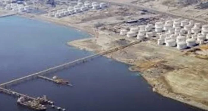 السيطرة على حريق بمنطقة الفجيرة للصناعات البترولية بالإمارات بعد سقوط شظايا