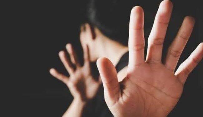 موظفة ببنك شهير تتهم عاملًا بالتحرش بها داخل ميني باص في الشيخ زايد