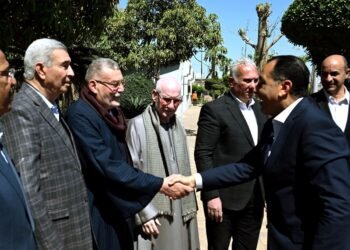 رئيس الوزراء من سوق العبور: لدينا مخزون آمن من السلع يكفي لعام.. والقطاع الخاص شريك في الاستقرار