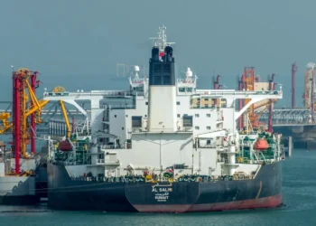 حريق في قلب الخليج.. نجاة طاقم الناقلة الكويتية «السالمي» بعد اعتداء بطائرة مسيّرة