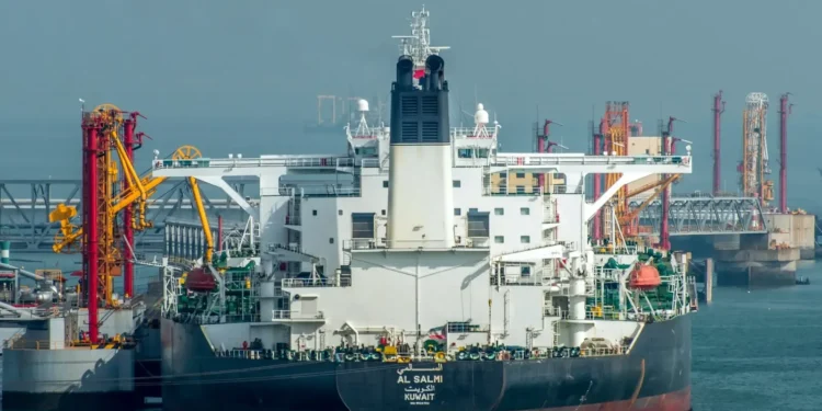 حريق في قلب الخليج.. نجاة طاقم الناقلة الكويتية «السالمي» بعد اعتداء بطائرة مسيّرة