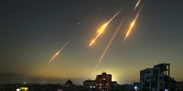 إيران تعلن قصف مواقع عسكرية إسرائيلية في وسط وشمال إسرائيل