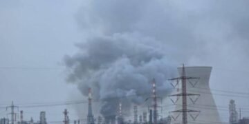 الصواريخ الإيرانية تستهدف مصافي النفط وتصيب أهدافاً مباشرة