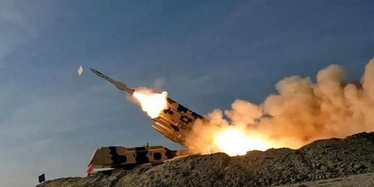 إصابات وأضرار في إسرائيل إثر سقوط صاروخ إيراني عنقودي