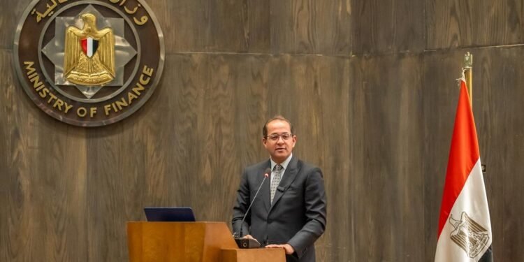 وزير المالية خلال اجتماع قيادات وممثلي  الضرائب العقارية: “إحنا بنشتغل عند الناس”