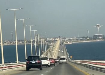 السعودية.. تعليق مؤقت لحركة السيارات على جسر الملك فهد