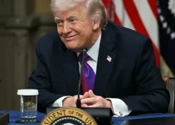 ترامب يلوّح باتفاق قريب مع إيران يشمل نفطًا مجانيًا.. وطهران ترد بسخرية