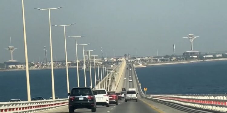 السعودية.. تعليق مؤقت لحركة السيارات على جسر الملك فهد