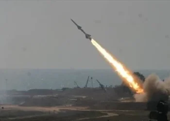 صفارات الإنذار تدوي في إسرائيل.. وصاروخ باليستي يصيب موقعًا في حيفا