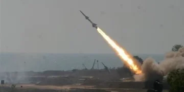 صفارات الإنذار تدوي في إسرائيل.. وصاروخ باليستي يصيب موقعًا في حيفا