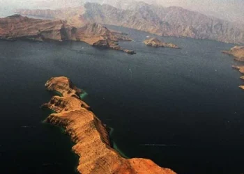 إيران تصعّد في مضيق هرمز.. تهديد بالتصعيد العسكري وإغلاق الممر