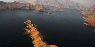 إيران تصعّد في مضيق هرمز.. تهديد بالتصعيد العسكري وإغلاق الممر