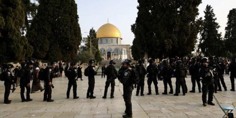 اقتحام جديد للمسجد الأقصى.. مستعمرون يؤدون "السجود الملحمي" بحماية الاحتلال