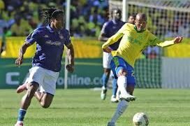 تأهل فريق ماميلودي صن داونز الجنوب أفريقي إلى نهائي دوري أبطال أفريقيا، بعدما حقق فوزًا ثمينًا على الترجي الرياضي التونسي بنتيجة 1-0، في المباراة التي جمعتهما على ملعب «لوفتوس فيرسفيلد»، ضمن إياب نصف نهائي البطولة. وسجل هدف المباراة الوحيد اللاعب برايان مونيز من ركلة جزاء في الدقيقة 35 من الشوط الأول، ليؤكد تفوق فريقه بعدما كان قد حسم لقاء الذهاب خارج أرضه، ويصعد بمجموع المباراتين إلى النهائي. ونجح صن داونز في استغلال عاملي الأرض والجمهور، ليواصل عروضه القوية ويبلغ النهائي للمرة الرابعة في تاريخه، والثانية على التوالي، في إنجاز يعكس استقراره الفني وقوته القارية. في المقابل، أخفق الترجي في العودة بالنتيجة خارج ملعبه، ليودع البطولة بعد خسارته ذهابًا وإيابًا، رغم محاولاته للعودة في اللقاء. وينتظر صن داونز في النهائي الفائز من مواجهة نهضة بركان والجيش الملكي، في صراع مغربي خالص لحسم الطرف الثاني من النهائي في نسخة 2025-2026.