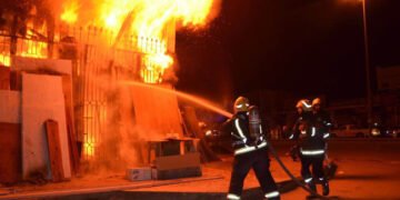 السيطرة على حريق هائل داخل مصنع أثاث بقرية شطا في دمياط