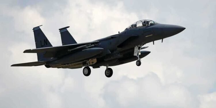 إيران تعرض مكافأة للعثور على طيار أمريكي.. وواشنطن تنفي إسقاط أي طائرة