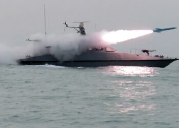 إيران تتهم واشنطن بخرق الهدنة وتعلن استهداف سفن أمريكية بمسيرات