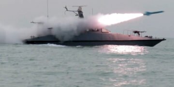 إيران تتهم واشنطن بخرق الهدنة وتعلن استهداف سفن أمريكية بمسيرات