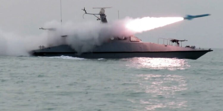 إيران تتهم واشنطن بخرق الهدنة وتعلن استهداف سفن أمريكية بمسيرات