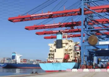 إعادة فتح ميناء السويس واستئناف الملاحة بعد تحسن الأحوال الجوية