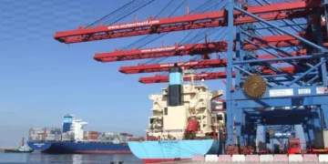 إعادة فتح ميناء السويس واستئناف الملاحة بعد تحسن الأحوال الجوية