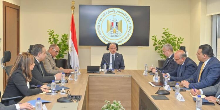 وزير الاستثمار يتابع مؤشرات الأداء ويوجه بتسريع التحول الرقمي وتعزيز كفاءة الخدمات