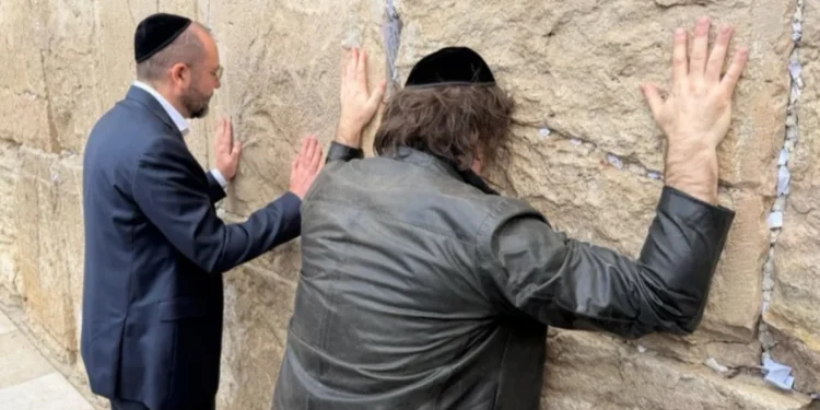 زيارة مثيرة للجدل.. الرئيس الأرجنتيني يؤدي طقوسًا يهودية عند حائط البراق