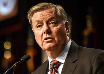 سيناتور أمريكي: يجب التعامل بحذر شديد مع طهران