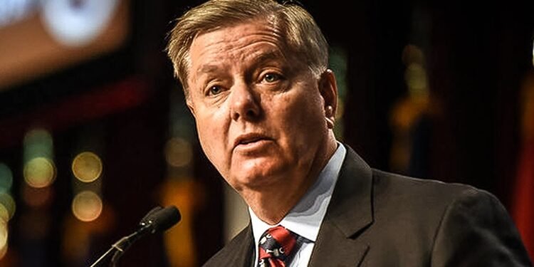 سيناتور أمريكي: يجب التعامل بحذر شديد مع طهران