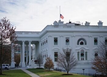 البيت الأبيض: إسرائيل وافقت على تعليق حملتها الجوية على إيران