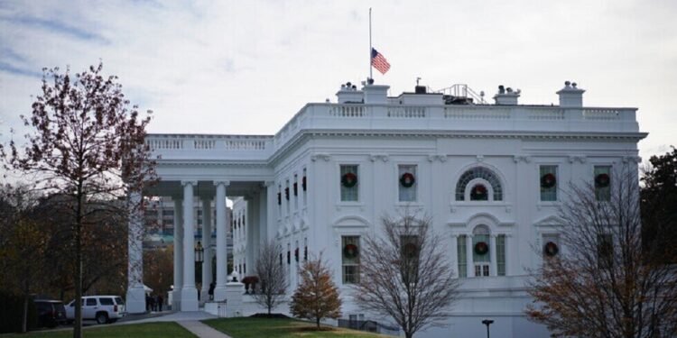 البيت الأبيض: إسرائيل وافقت على تعليق حملتها الجوية على إيران