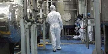 جدل جديد بين واشنطن وطهران.. ترامب يتحدث عن نقل اليورانيوم المخصب وإيران تنفي