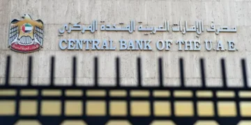 المركزي الإماراتي يحظر استخدام واتساب في المعاملات المالية