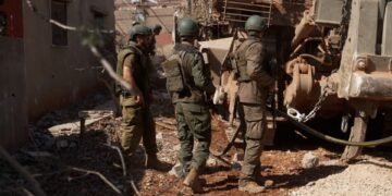 الجيش الإسرائيلي يعلن استمرار تمركزه جنوب لبنان ويحذر السكان من العودة