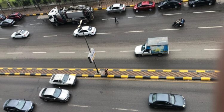 المرور: أمطار خفيفة على بعض الطرق دون تأثير على الحركة المرورية