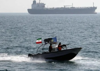 إيران تهدد بمنع السفن الأمريكية والإسرائيلية من عبور مضيق هرمز