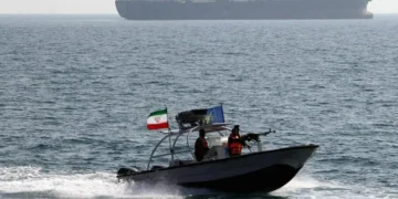 إيران تهدد بمنع السفن الأمريكية والإسرائيلية من عبور مضيق هرمز