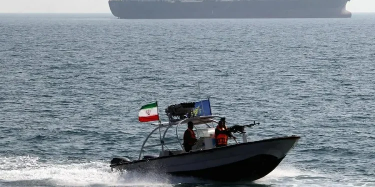 إيران تهدد بمنع السفن الأمريكية والإسرائيلية من عبور مضيق هرمز