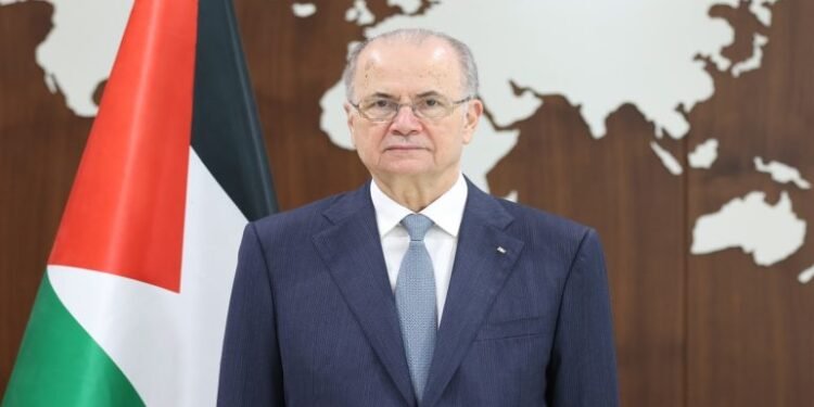 رئيس الوزراء الفلسطيني يبحث مع المنظمات الأهلية دعم المناطق المستهدفة من الاحتلال