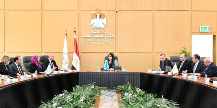 وزيرة الإسكان تتابع تنفيذ مشروعات "حياة كريمة".. وتؤكد: تسريع العمل