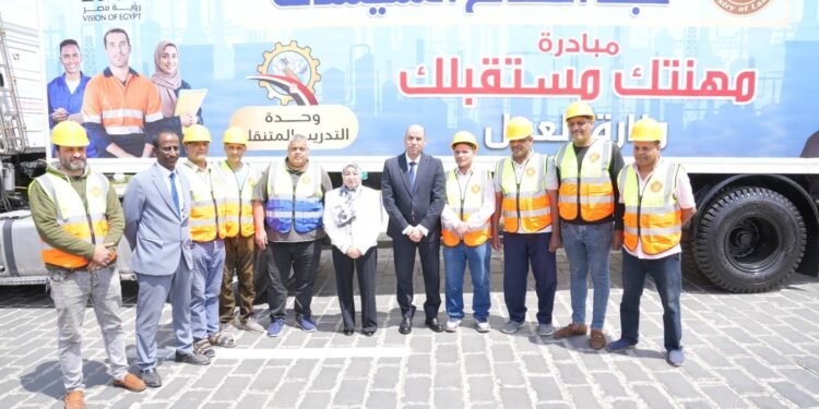 بمناسبة عيد العمال.. وزير العمل يطلق 4 وحدات تدريب مهني متنقلة جديدة
