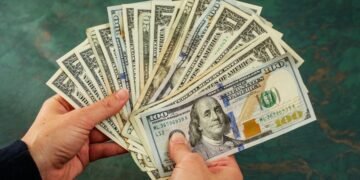 استقرار سعر الدولار في البنوك المصرية اليوم الخميس تحت مستوى 54 جنيهًا