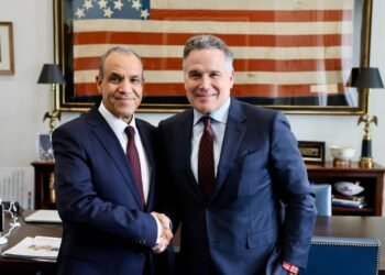 وزير الخارجية يبحث مع سيناتور أمريكي تعزيز الشراكة الاستراتيجية والتعاون الإقليمي