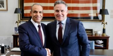 وزير الخارجية يبحث مع سيناتور أمريكي تعزيز الشراكة الاستراتيجية والتعاون الإقليمي