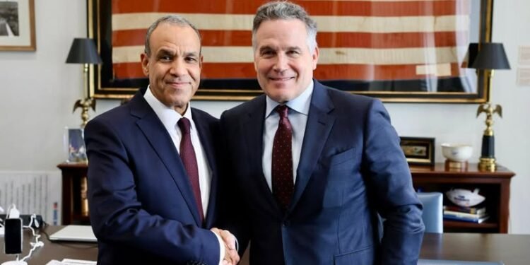 وزير الخارجية يبحث مع سيناتور أمريكي تعزيز الشراكة الاستراتيجية والتعاون الإقليمي