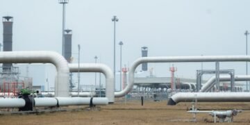 قفزة قوية لأسعار النفط بنسبة 7% بعد إعادة إغلاق مضيق هرمز