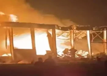 حريق هائل بمخزن في القليوبية.. والحماية المدنية تحاصر النيران