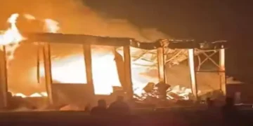 حريق هائل بمخزن في القليوبية.. والحماية المدنية تحاصر النيران