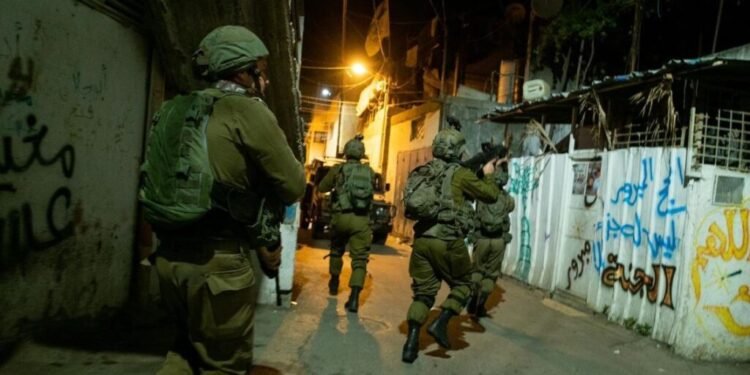 اعتقالات واسعة في نابلس.. قوات الاحتلال تحتجز 8 فلسطينيين